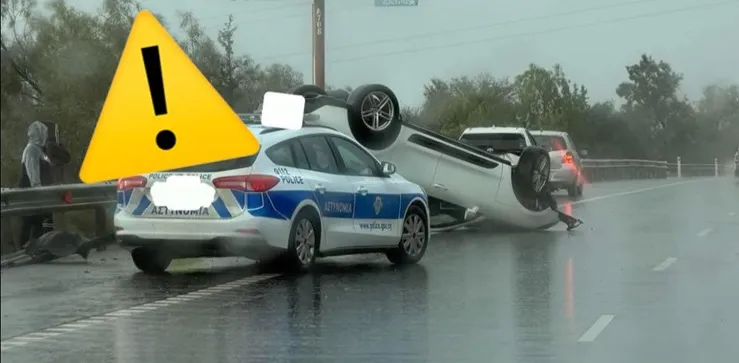 Όχημα ανατράπηκε στον αυτοκινητόδρομο – Πυκνή τροχαία κίνηση  (βίντεο)