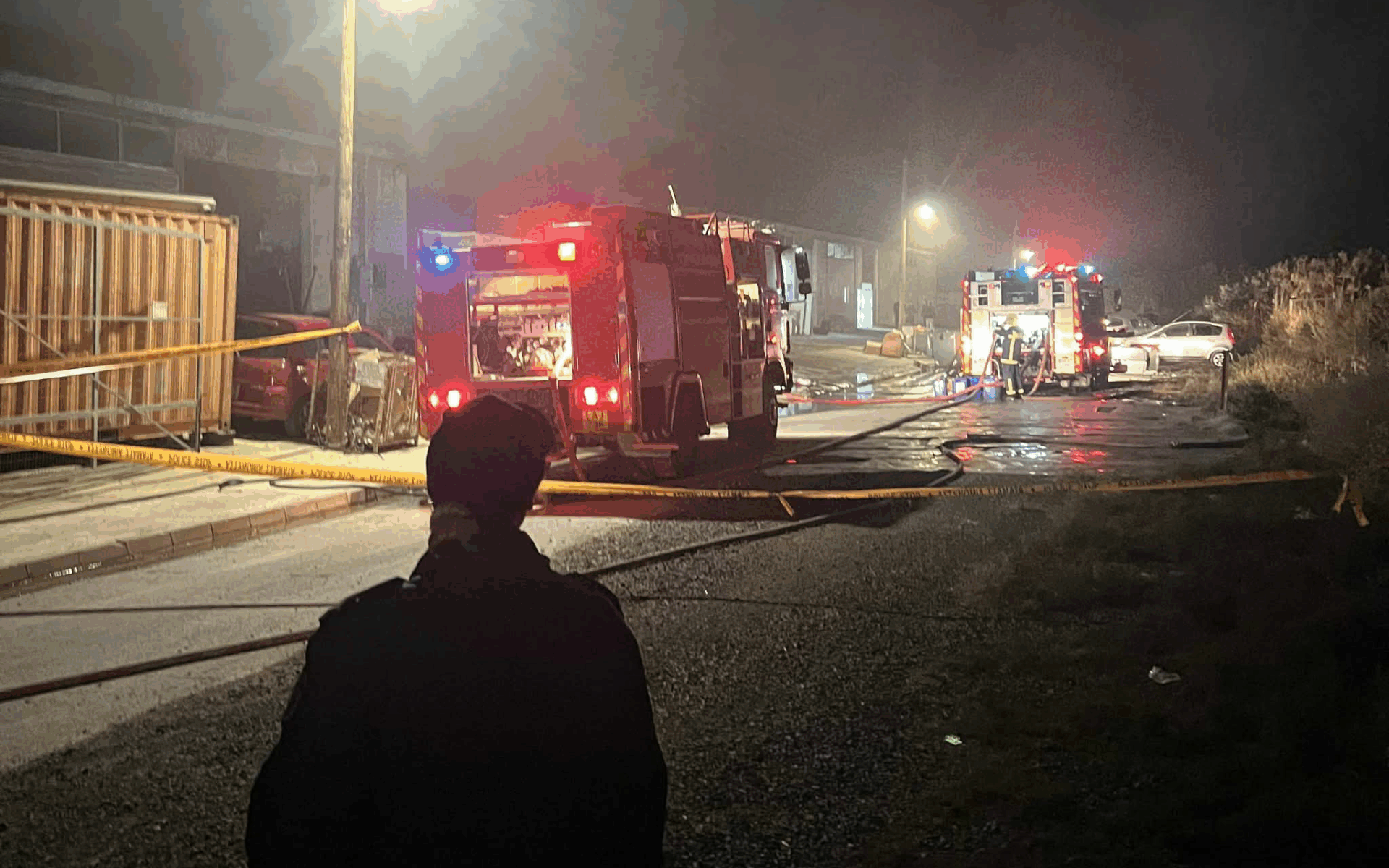 BINTEO: Στις φλόγες αποθήκη με κεριά στα Λιβάδια — Συναγερμός στην Πυροσβεστική