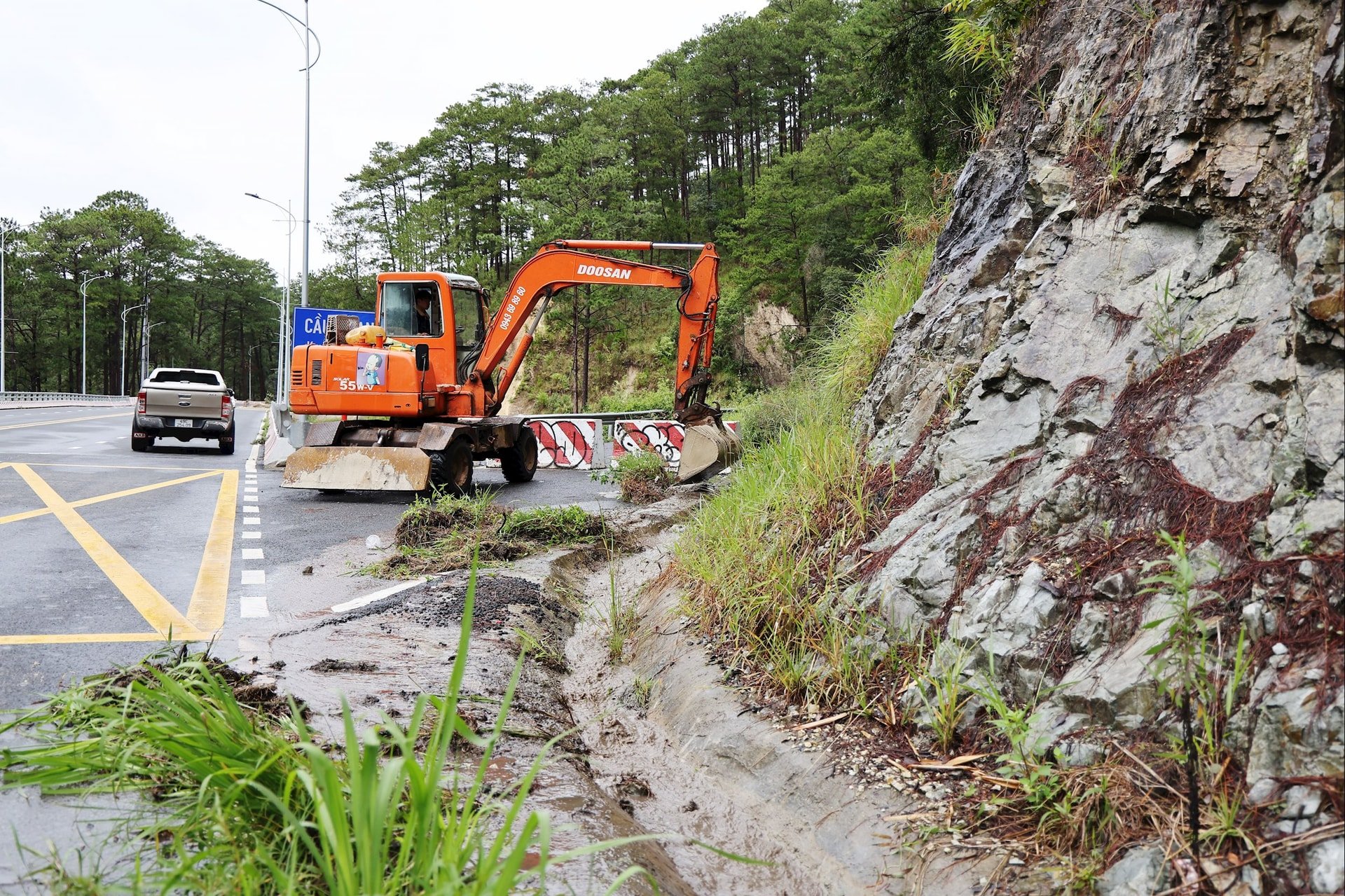 Συνεργεία καθαρίζουν σήμερα δρόμους στα ορεινά Τροόδους μετά τις κατολισθήσεις