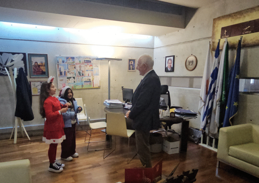 Μαθήτριες του Δημοτικού Σχολείου Αθηένου είπαν τα Κάλαντα στον Δήμαρχο Αθηένου