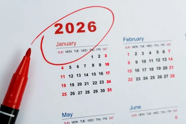 Αυτές είναι οι αργίες του 2026: Τα τριήμερα, τα τετραήμερα και ποιες «χάνονται»