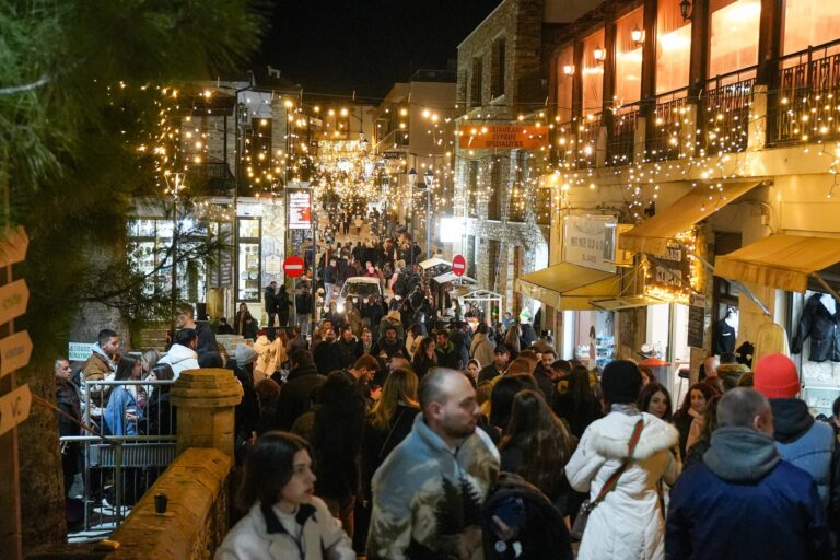 «Βούλιαξαν» τα Λεύκαρα με χιλιάδες κόσμου να επισκέπτεται το ημι -ορεινό χωριό της Λάρνακας