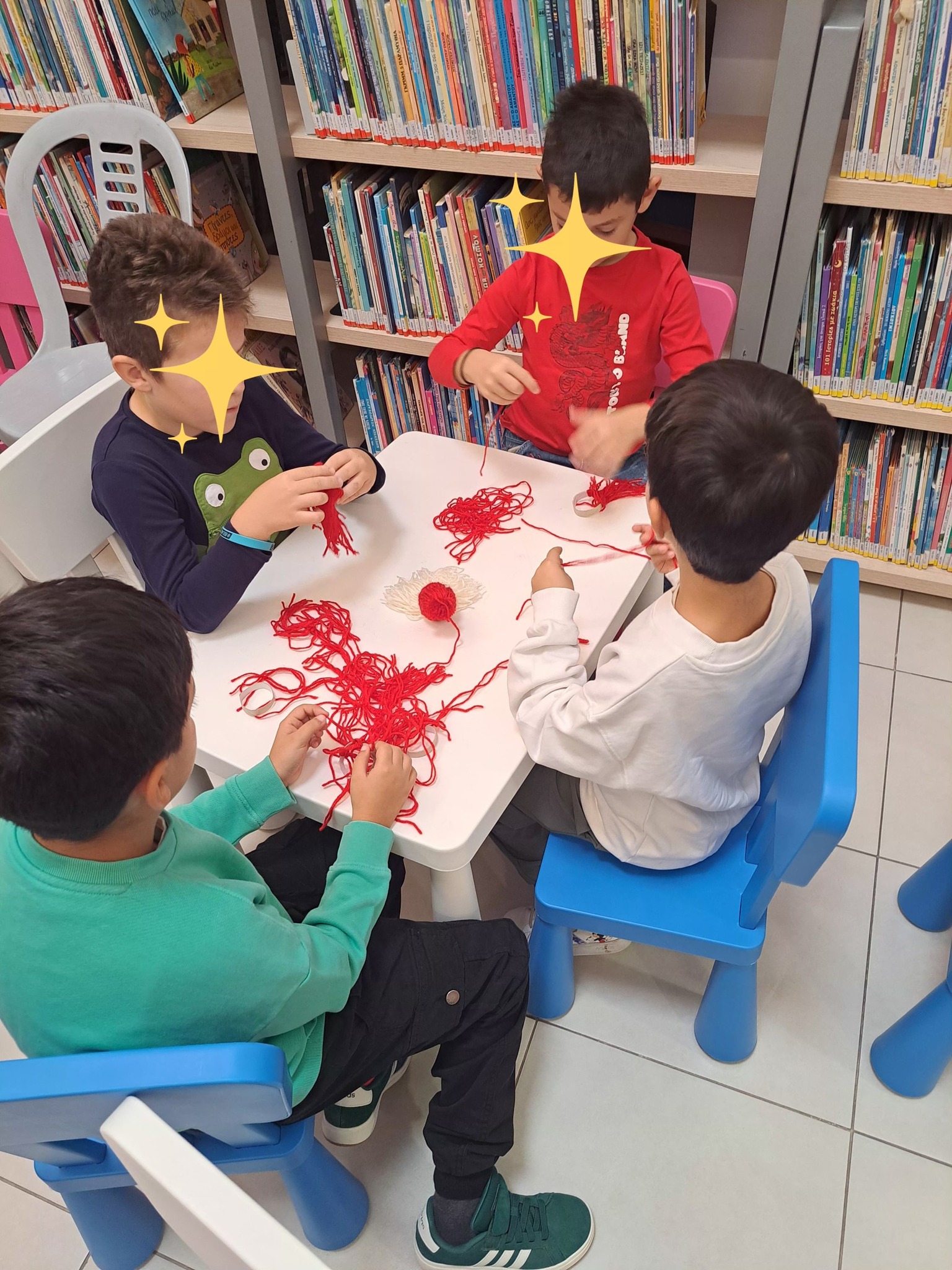 Τα Χριστούγεννα πλησιάζουν και η Δημοτική Βιβλιοθήκη Λάρνακας γέμισε γιορτινή μαγεία (φώτο)