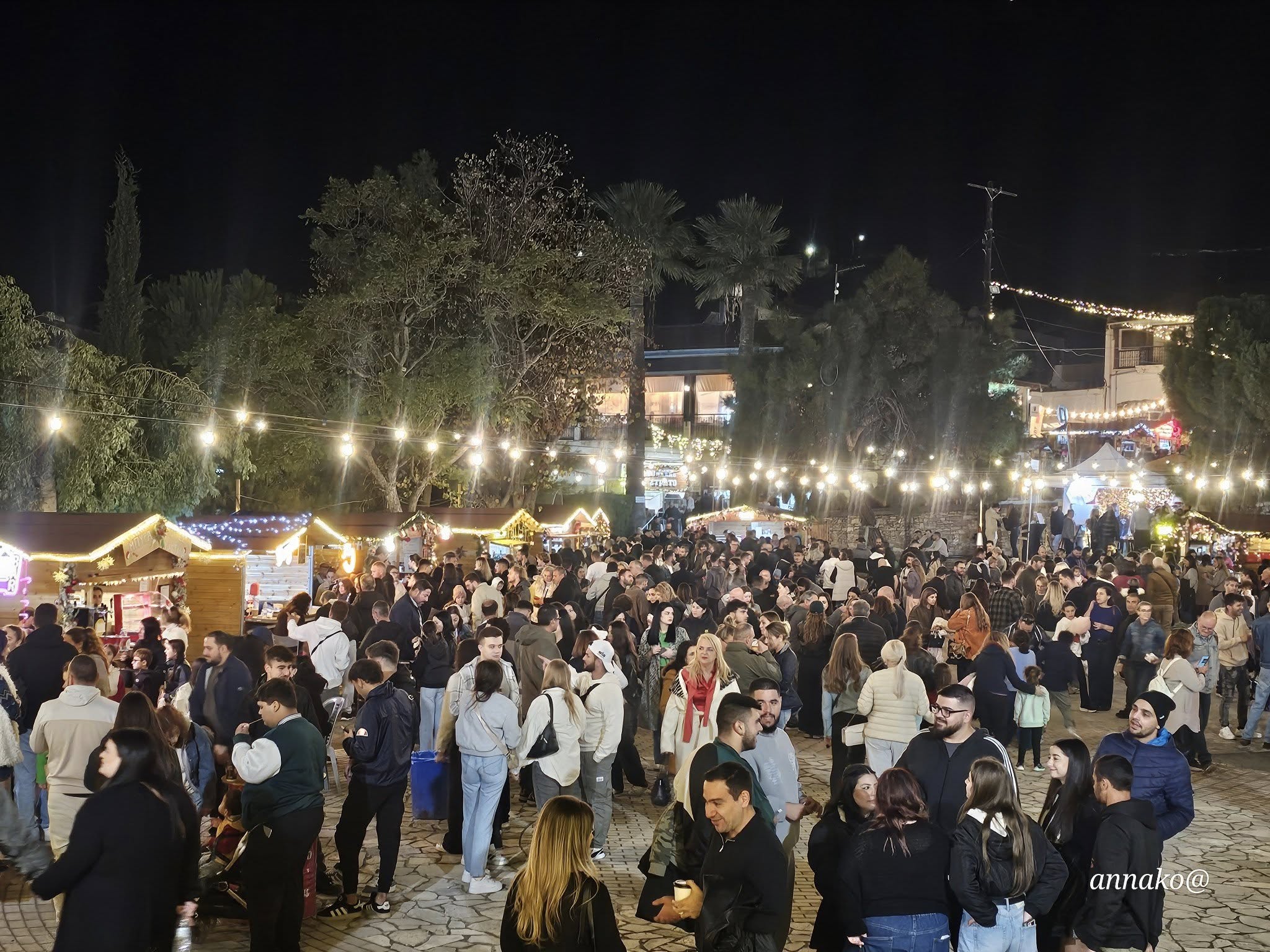 Κυκλοφοριακό κομφούζιο επικράτησε χθες στους δρόμους προς Λεύκαρα, έτρεξαν όλοι στο χριστουγεννιάτικο χωριό (φώτο)