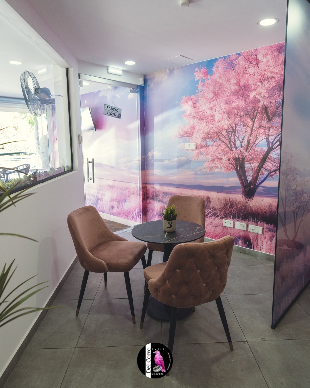 Απόλαυσε το αγαπημένο σου ρόφημα στο πιο cozy σημείο του Cafe Del Corvo!