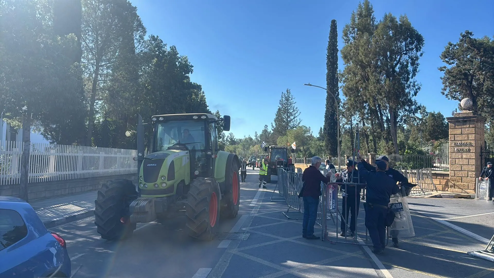 Γέμισε τρακτέρ η πρωτεύουσα: Πήγαν Προεδρικό οι αγρότες και επέδωσαν υπόμνημα