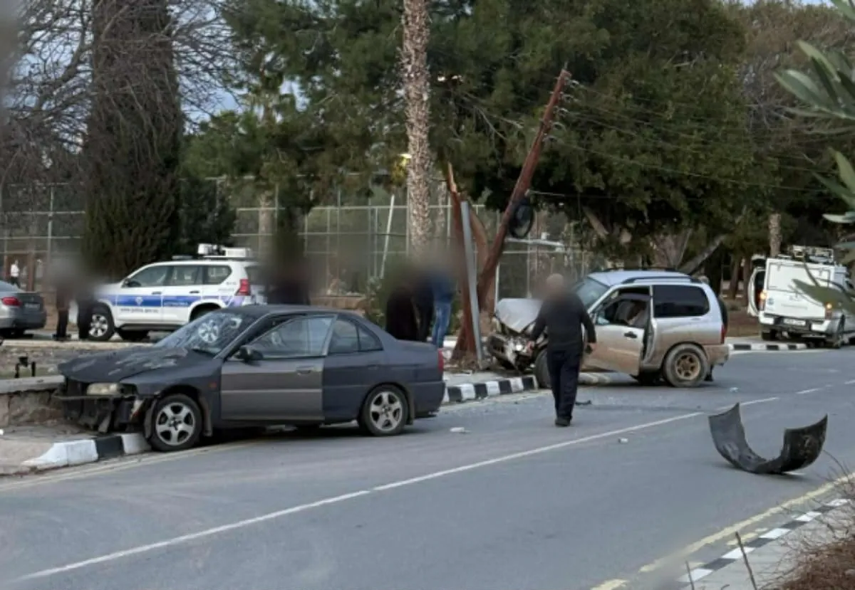 Σοβαρό τροχαίο στην Πάφο – Αποκόπηκε το ρεύμα από πρόσκρουση σε πάσαλο