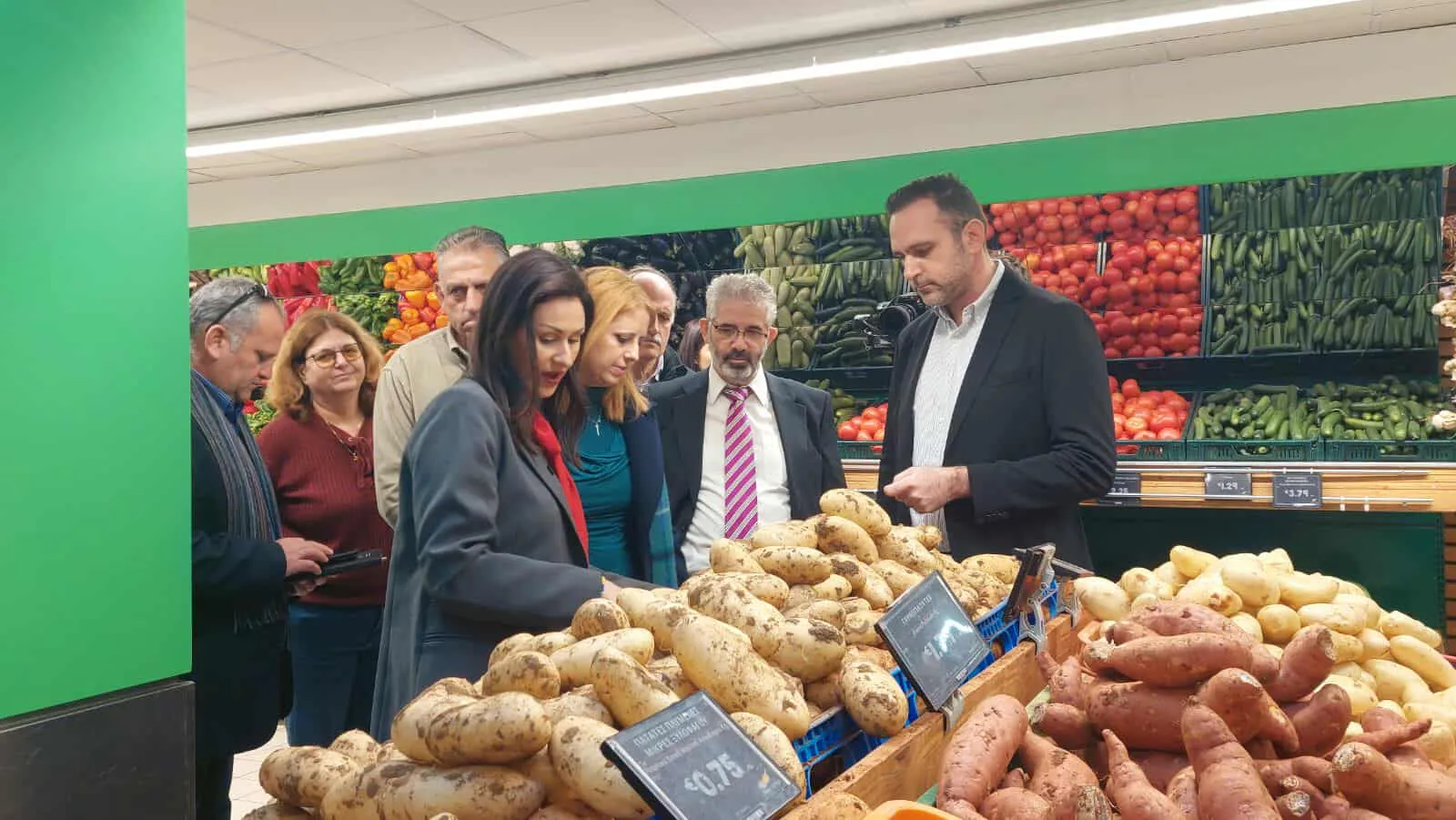 Σε υπεραγορές της Αμμοχώστου για ελέγχους η Υπουργός Γεωργίας  (φώτο)