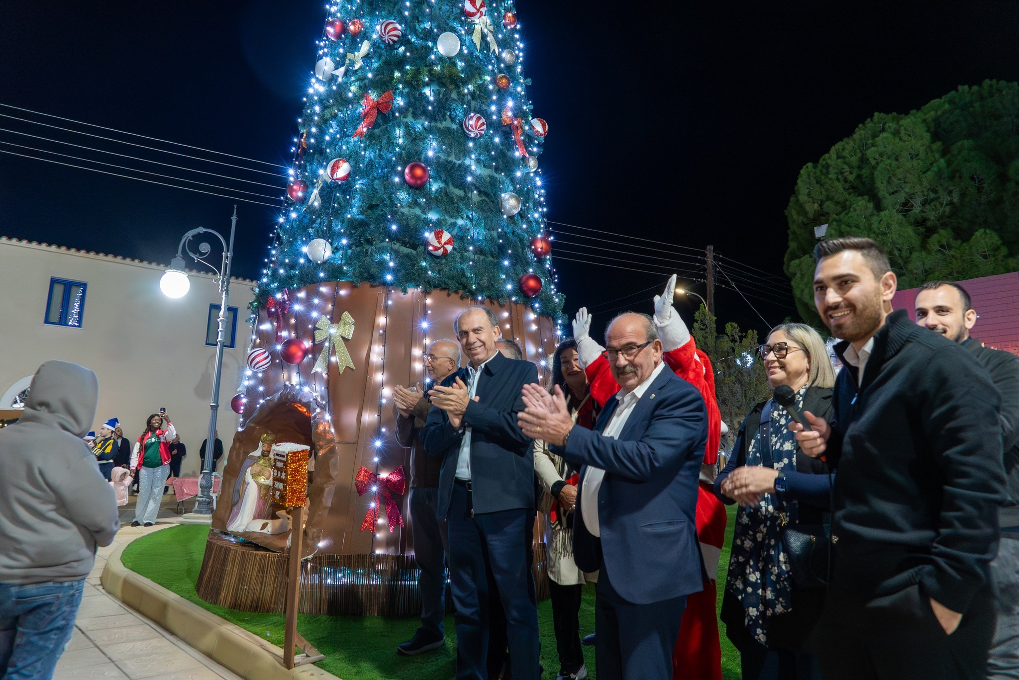 Το Δημοτικό Διαμέρισμα Τρούλλων φόρεσε τα γιορτινά του και πλημμύρισε με φως (φώτο)
