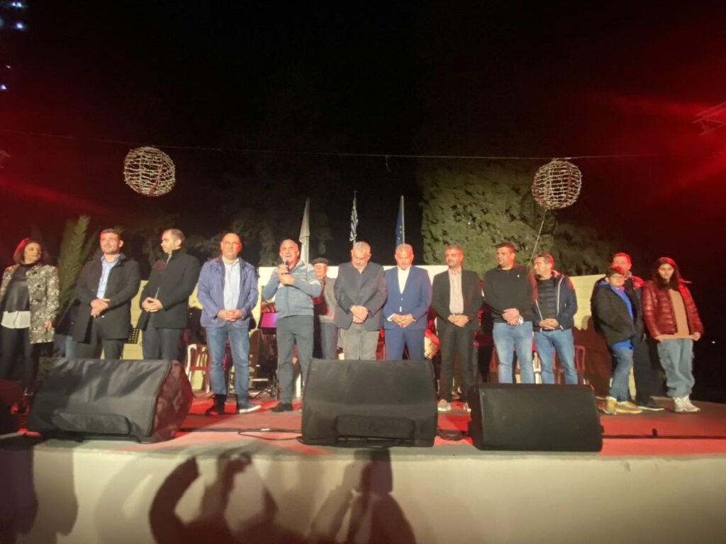 Μέσα στο πνεύμα των Χριστουγέννων και σε μiα μαγευτική ατμόσφαιρα μπήκε και το Δ.Δ. Λιβαδιών ανάβοντας τα δικά του Χριστουγεννιάτικα φώτα (φώτα)