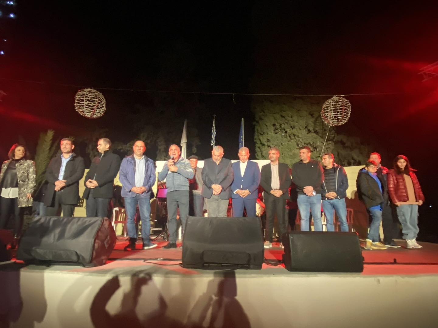 Μέσα στο πνεύμα των Χριστουγέννων και σε μiα μαγευτική ατμόσφαιρα μπήκε και το Δ.Δ. Λιβαδιών ανάβοντας τα δικά του Χριστουγεννιάτικα φώτα (φώτα)