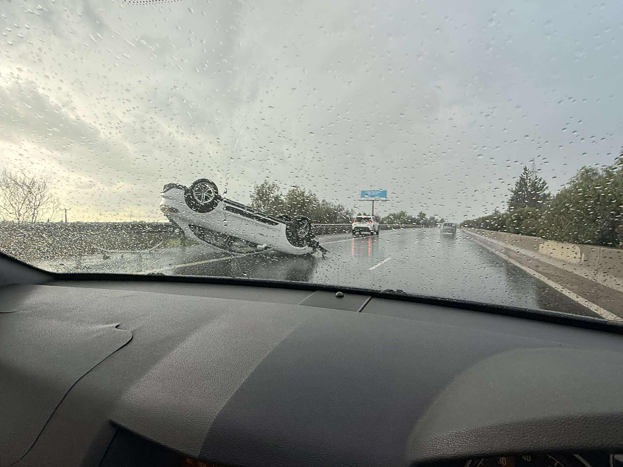 Όχημα ανατράπηκε στον αυτοκινητόδρομο – Πυκνή τροχαία κίνηση  (βίντεο)