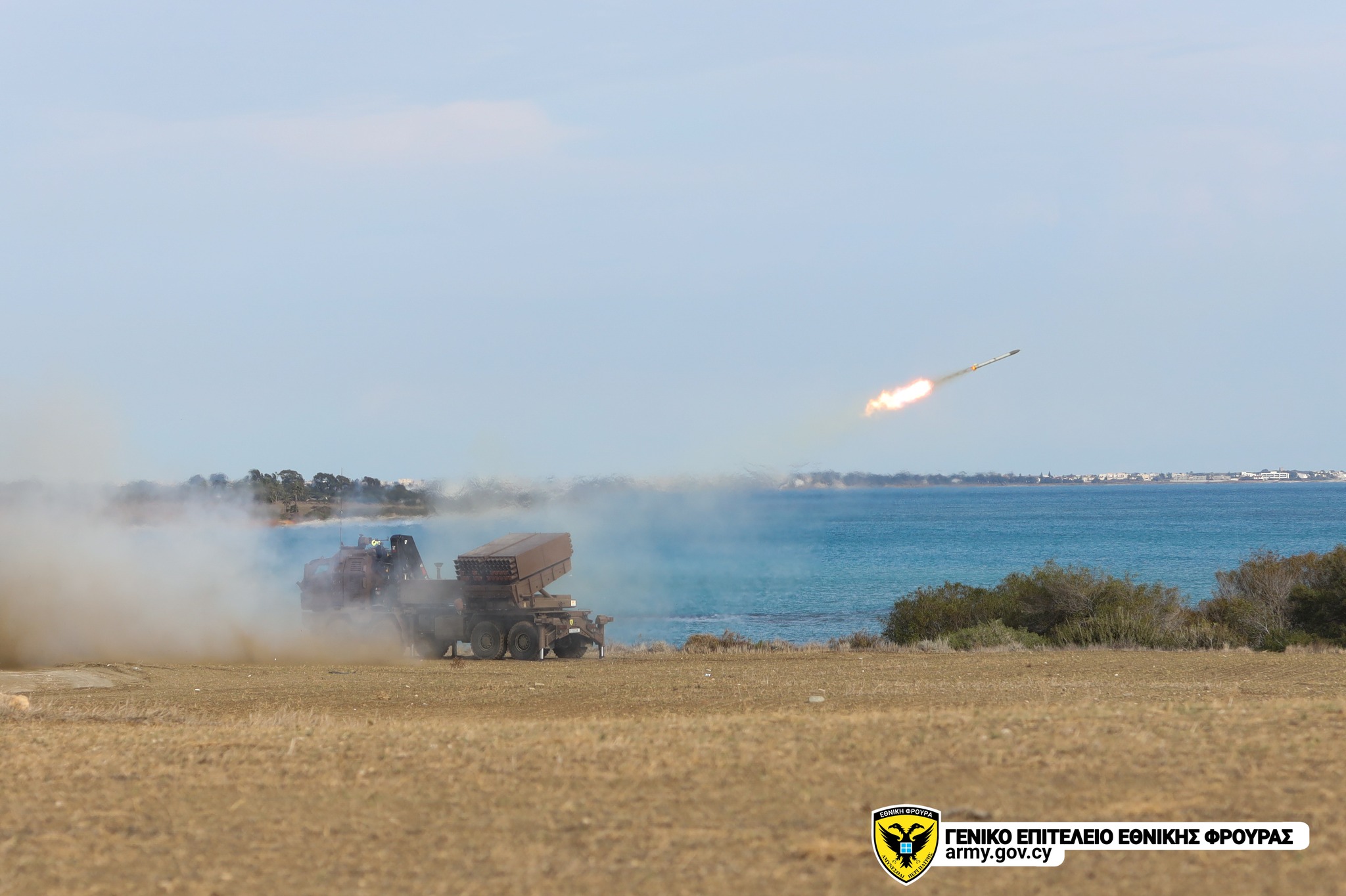 Βολές αποδοχής πολλαπλών εκτοξευτών πυραύλων (ΠΕΠ) «TAMNAVA» στο Πεδίο Βολής Κιτίου (βίντεο)