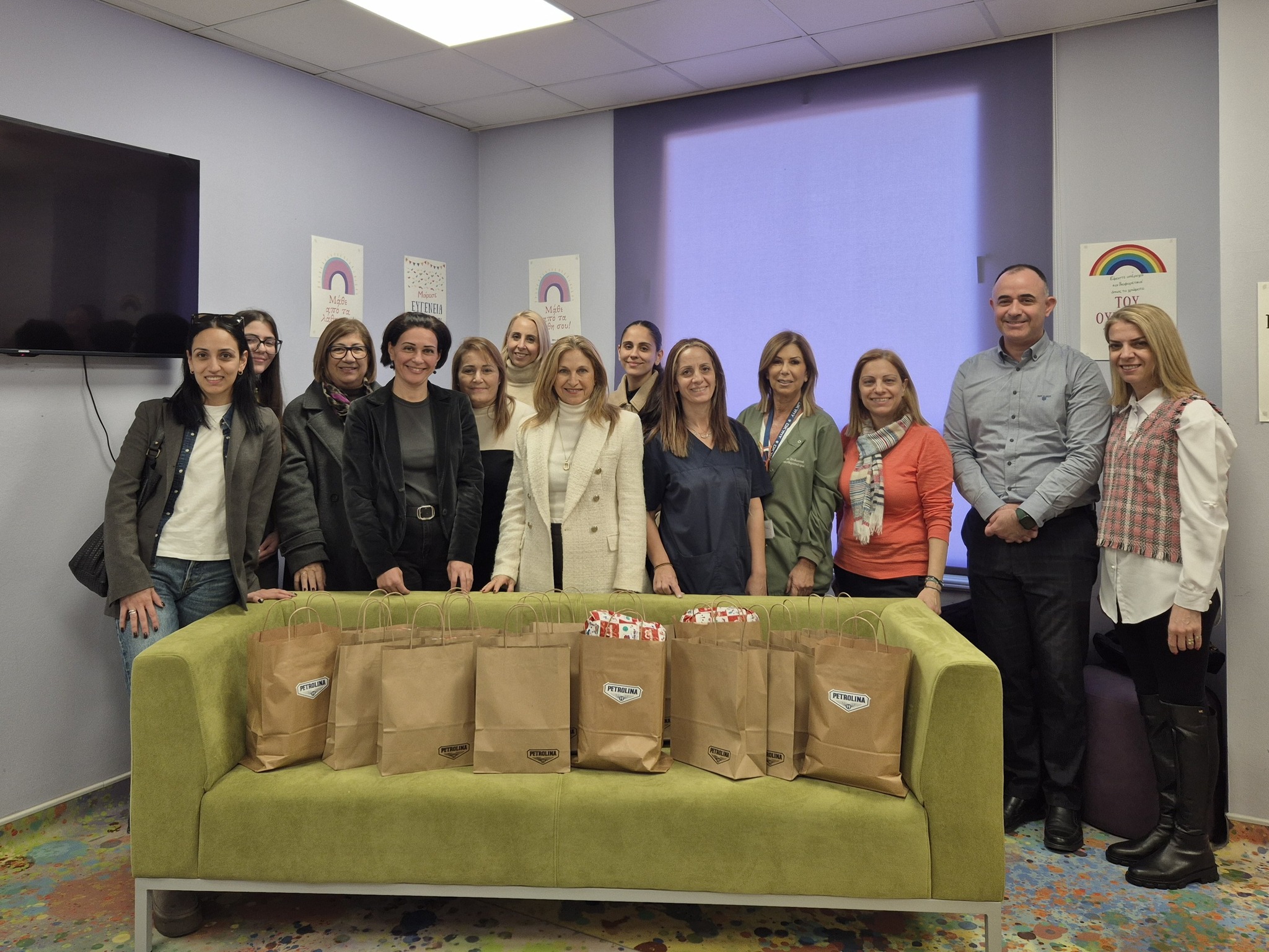 Η Πετρολίνα στην Παιδιατρική Πτέρυγα του Γενικού Νοσοκομείου Λάρνακας