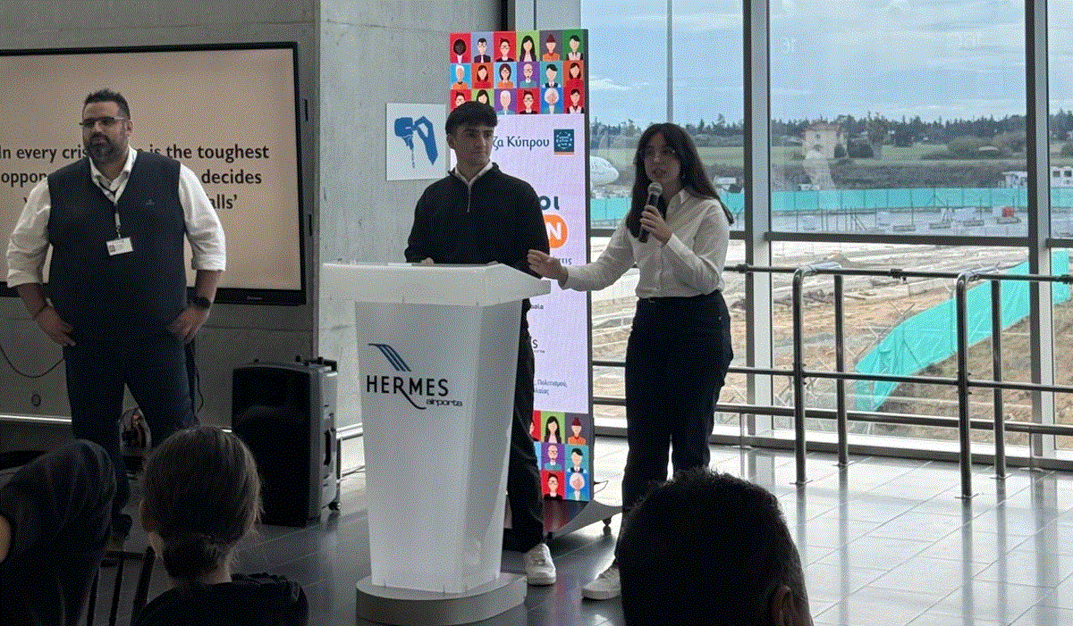 Ομάδα μαθητών του Λυκείου Αραδίππου στη δράση «Πρόληψη και αντιμετώπιση των πλημμυρών», στο Αεροδρόμιο Λάρνακας  (φώτο)