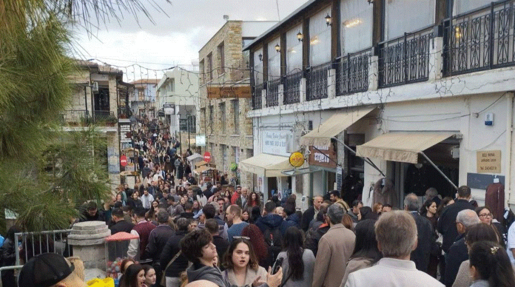 Χάος στα Λεύκαρα: Γονείς έτρεχαν να πάρουν το παιδί τους στο γιατρό και «μπλόκαραν» λόγω… χριστουγεννιάτικου χωριού