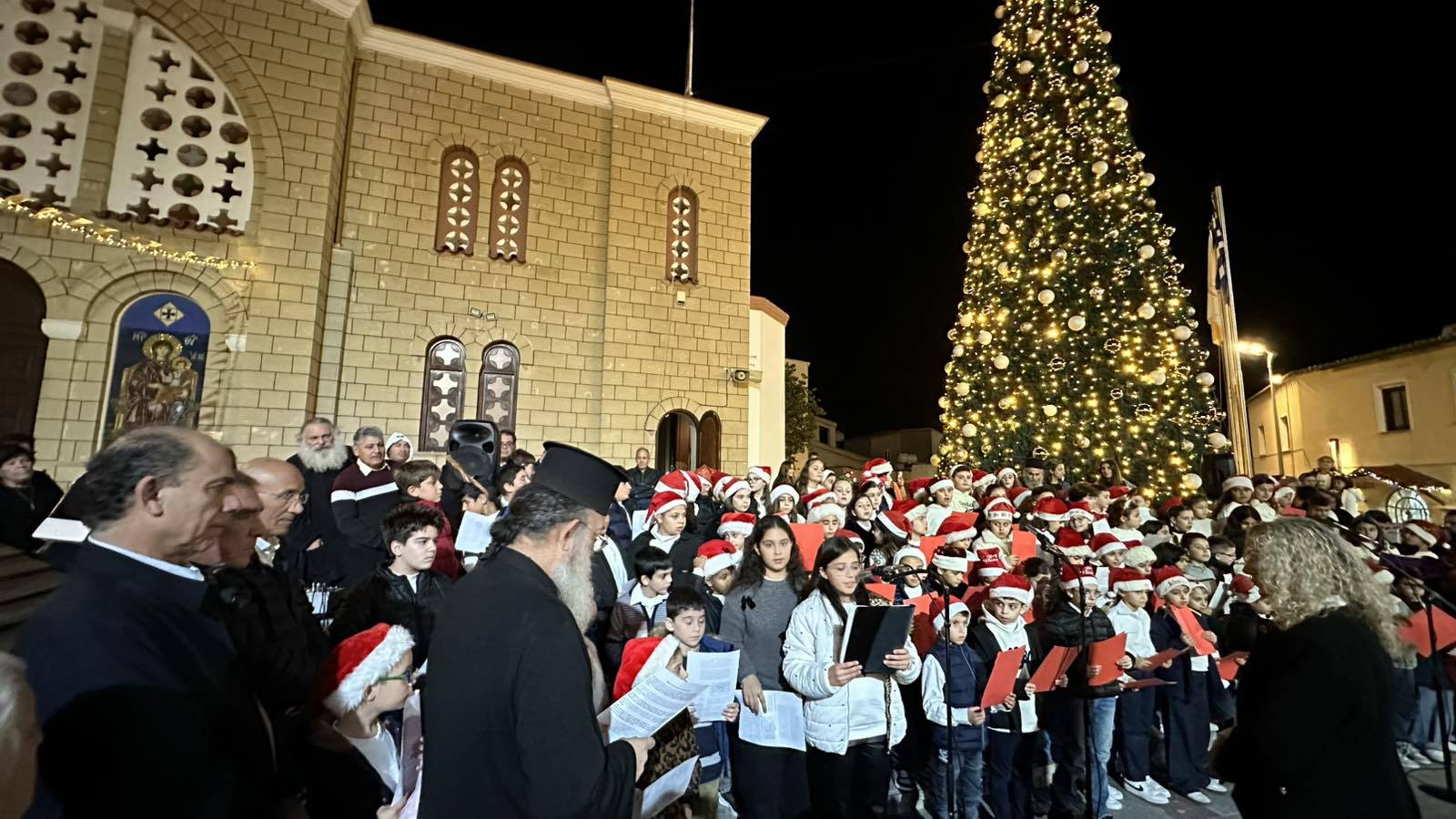 Mε παιδικές φωνές και εορταστικές μελωδίες πλημμύρισε ο Ιερός του Αποστόλου Λουκά στο Δήμο Αραδίππου (φώτο)