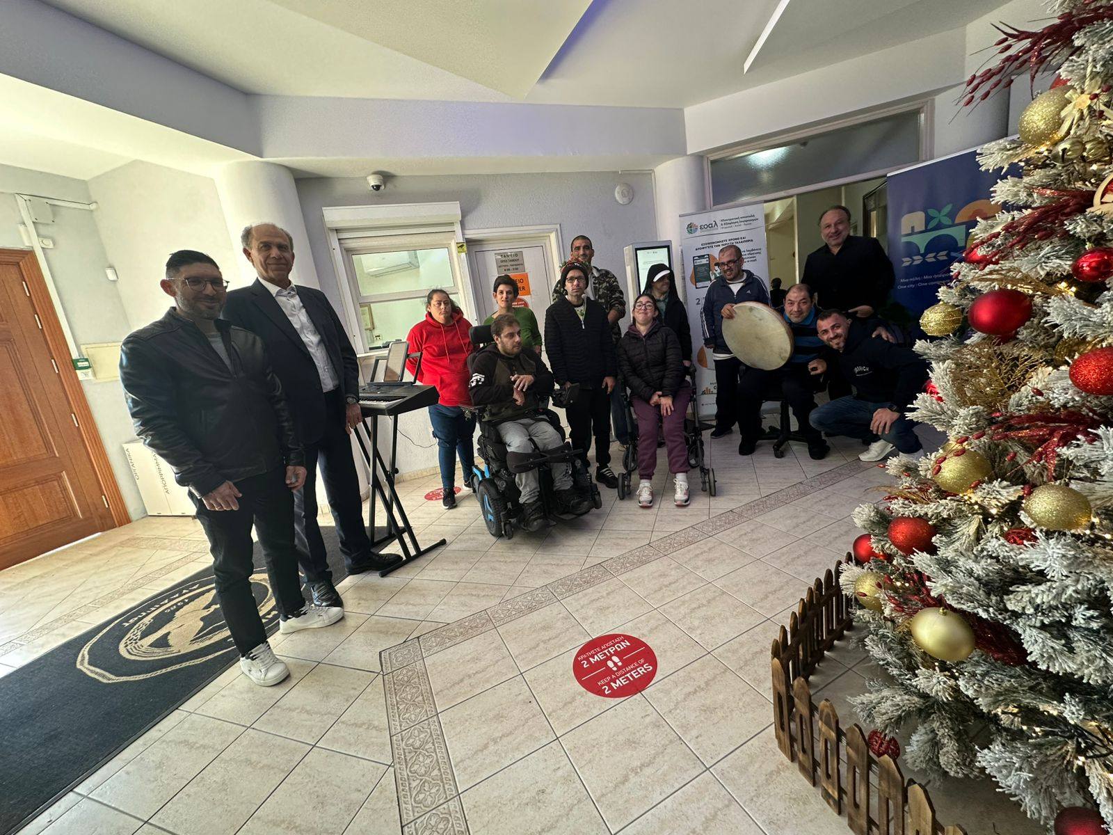 Το Ειδικό Σχολείο «Άγιος Λάζαρος» γέμισε το Δημαρχείο Αραδίππου με χαμόγελα, ζεστασιά και χριστουγεννιάτικες μελωδίες