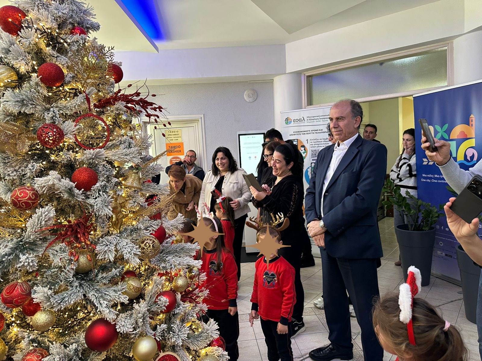 Χριστουγεννιάτικες μελωδίες, τραγούδησαν τα παιδιά του Νηπιαγωγείου «Παιδικές Καρδούλες» και του Β’ Δημοτικού Σχολείου στο Δήμαρχο και των Λειτουργών του Δήμου Αραδίππου