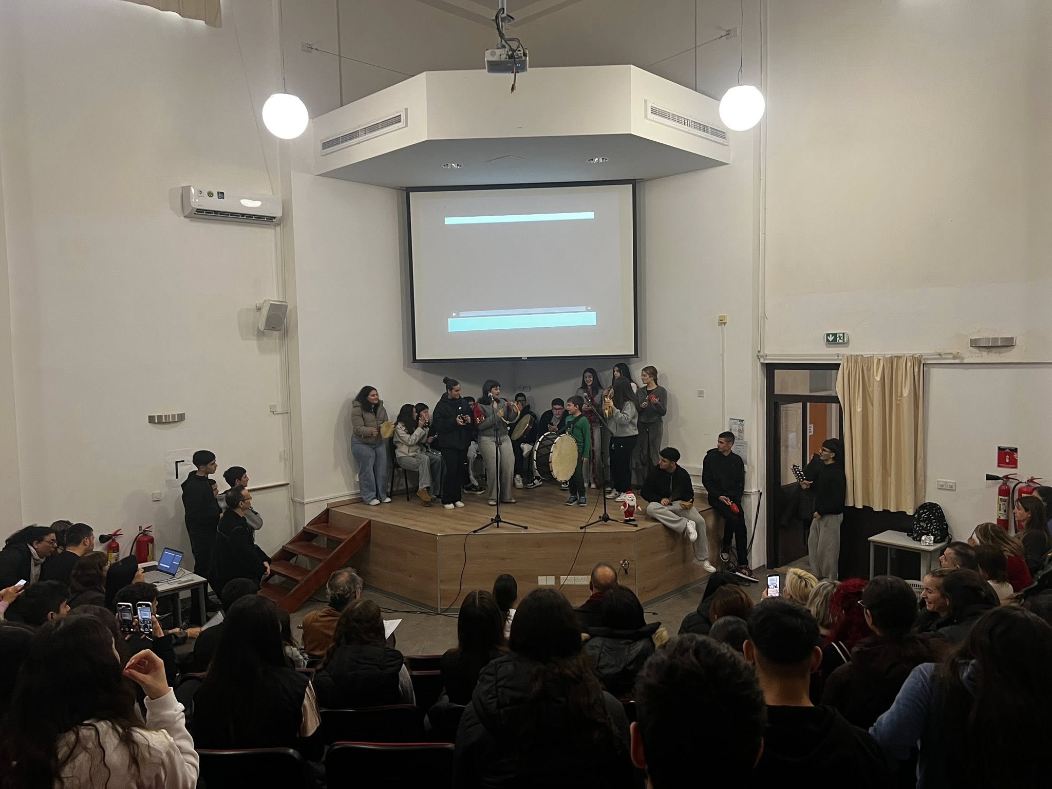 Εορτασμός των Χριστουγέννων στο Περιφερειακό Λύκειο Λιβαδιών Λάρνακας (φώτο)