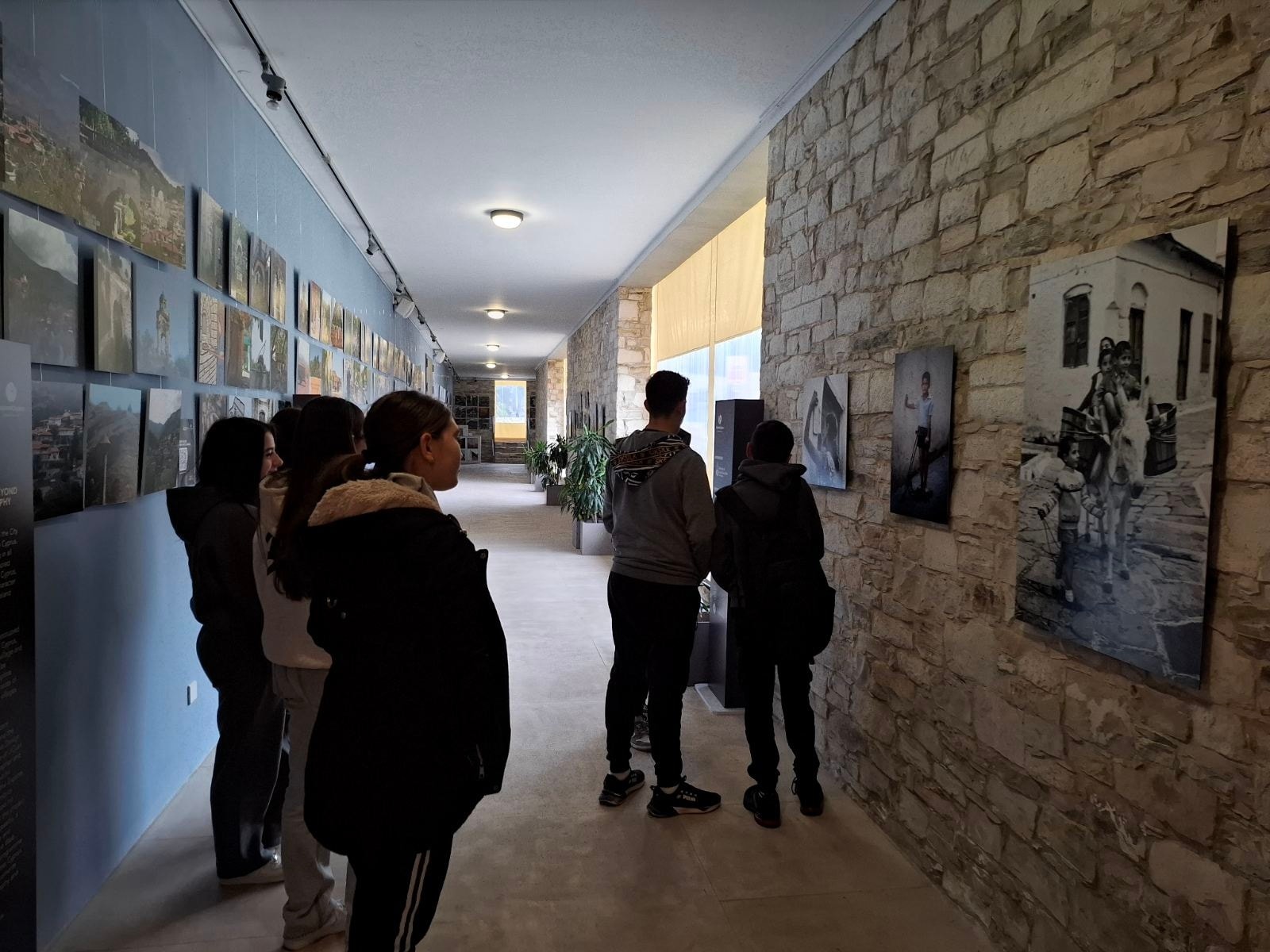 Μαθητές και μαθήτριες του Περιφερειακού Γυμνασίου και Λυκείου Λευκάρων, στην έκθεση «Look at me» του Robert McCabe (φώτο)