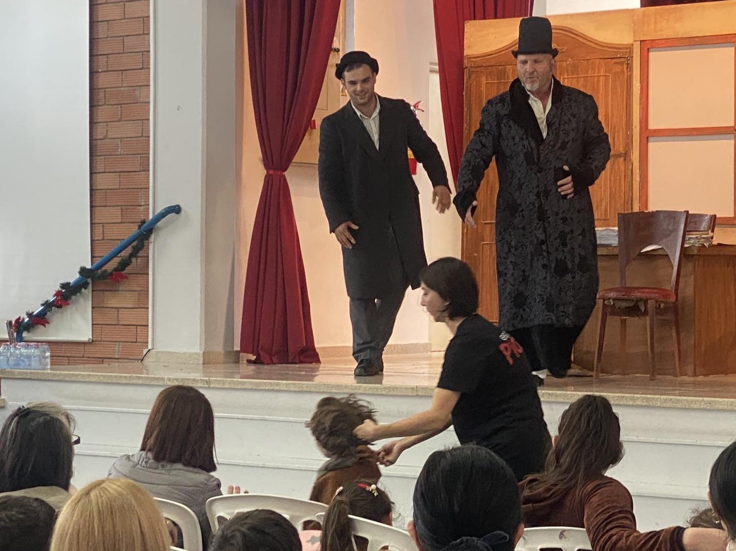 Με επιτυχία η παιδική θεατρική παράσταση “Σκρουτζ” στο Δ.Δ. Λιβαδιών (φώτο)