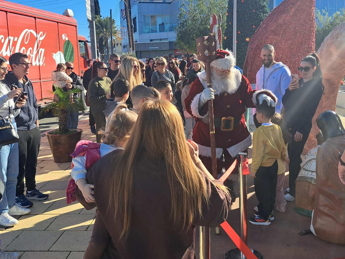 Το Δημοτικό Διαμέρισμα Λιβαδιών υποδέχθηκε το Χριστουγεννιάτικο φορτηγό της Coca-Cola  (φώτο)