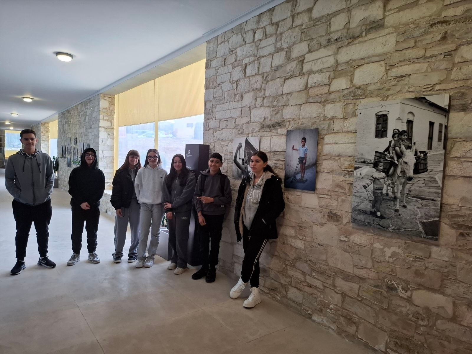 Μαθητές και μαθήτριες του Περιφερειακού Γυμνασίου και Λυκείου Λευκάρων, στην έκθεση «Look at me» του Robert McCabe (φώτο)