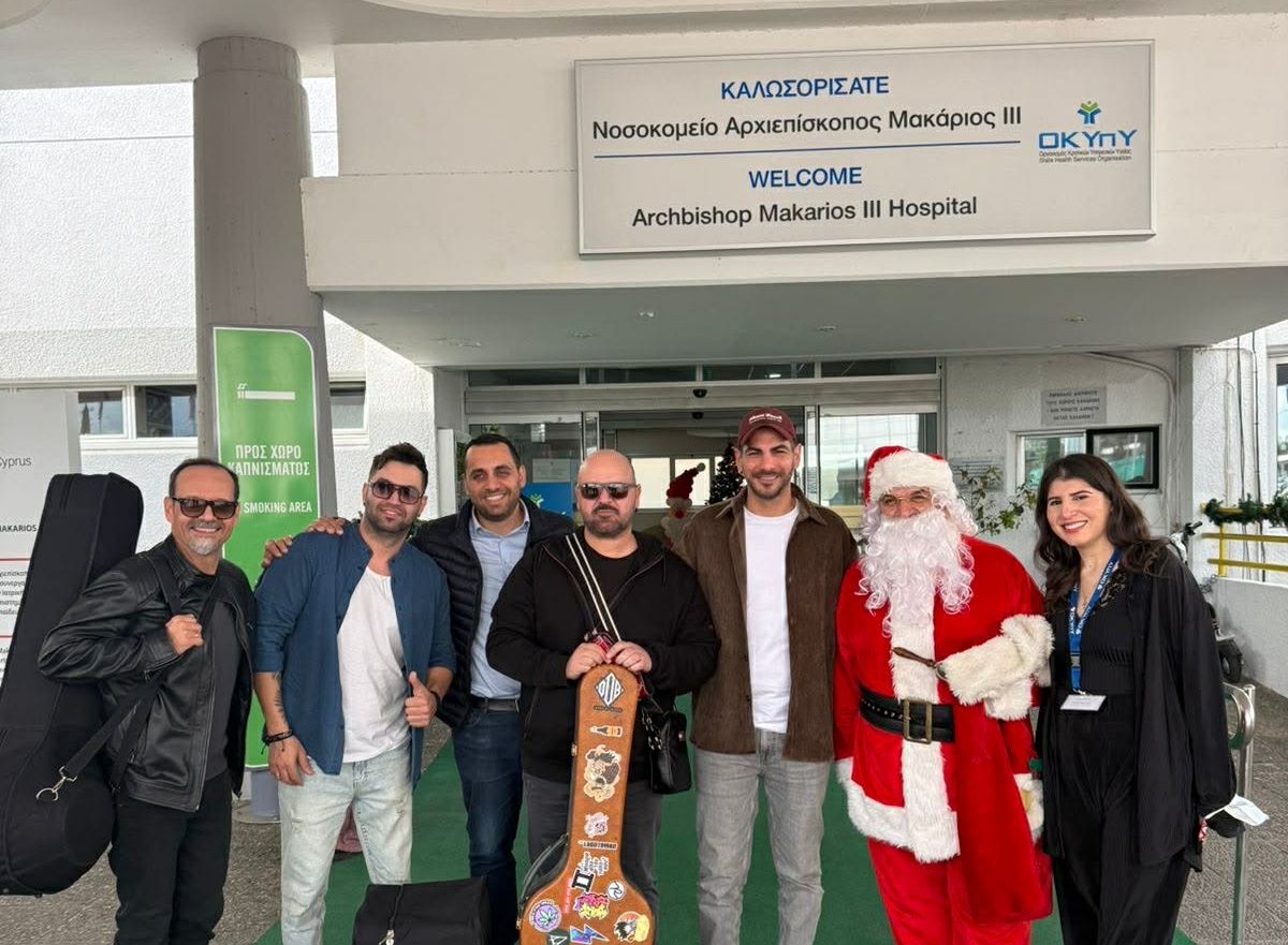 Ο Σταύρος Κωνσταντίνου τραγούδησε και μοίρασε δώρα στα παιδιά του Μακάρειου Νοσοκομείου
