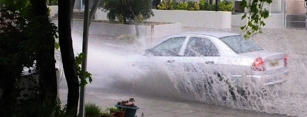 Χαλασμός Κυρίου: Επικίνδυνοι δρόμοι λόγω σφοδρών βροχοπτώσεων, «τρέχουν» οι Αρχές (βίντεο)