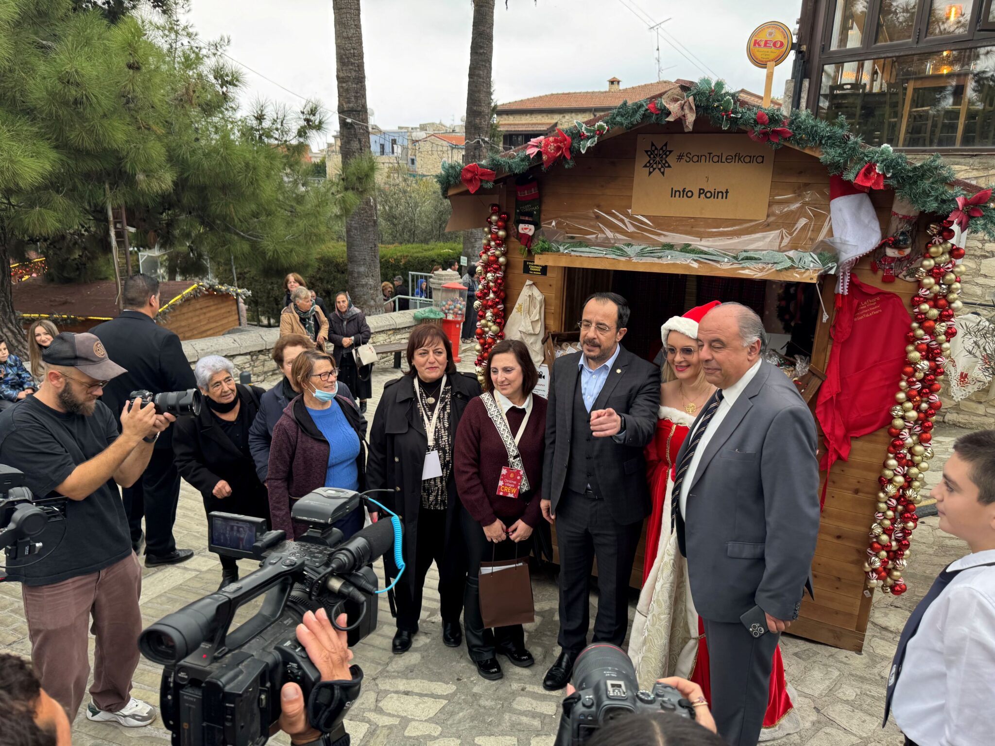 Επισκέφθηκε το Χριστουγεννιάτικο χωριό στα Λεύκαρα ο ΠτΔ μετά την παρουσίαση της Κυπριακής Προεδρίας