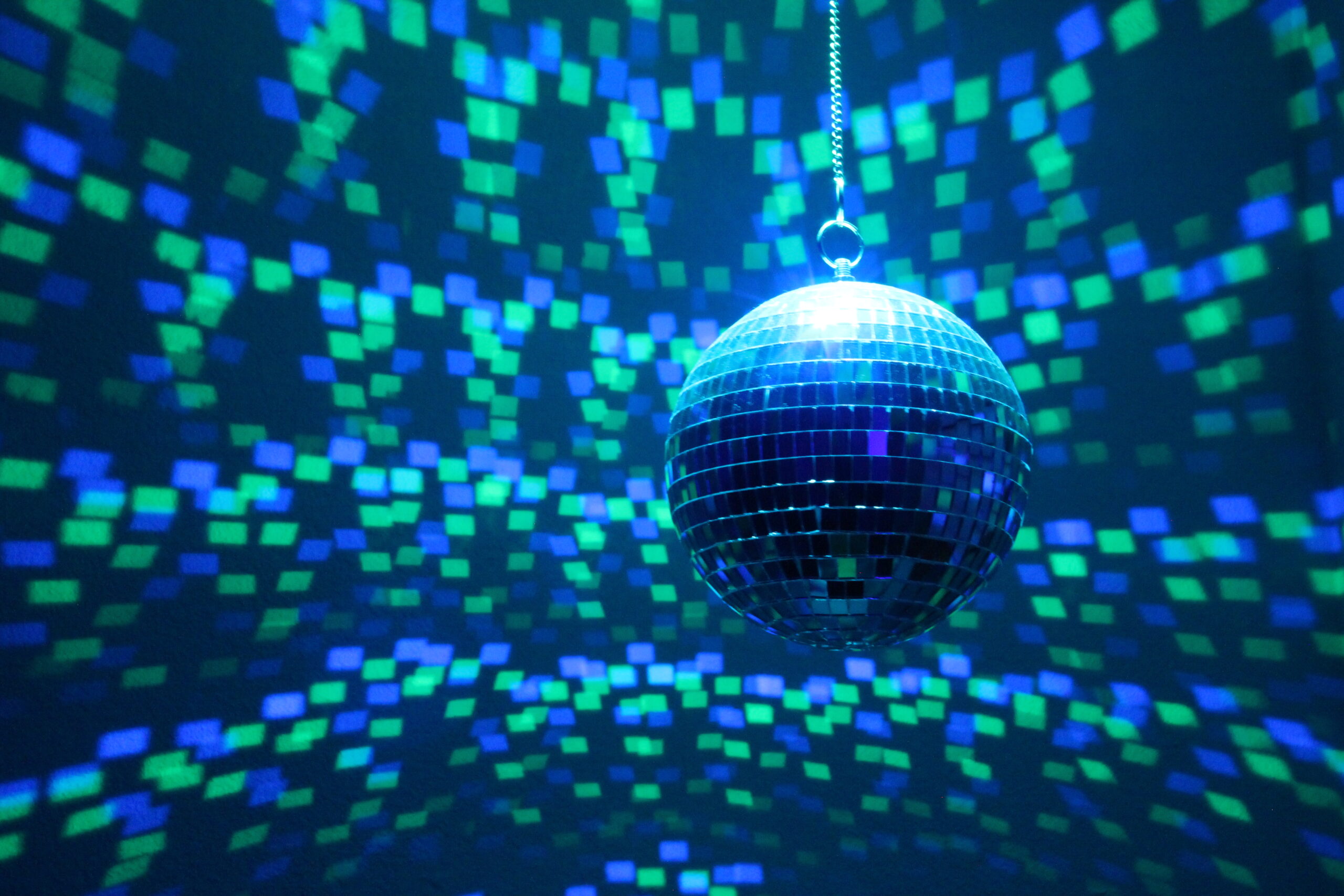 ΤΙΣΚΟΤΕΚ: Το ελληνικό ρετρό πάρτι που ζωντανεύει τις αναμνήσεις