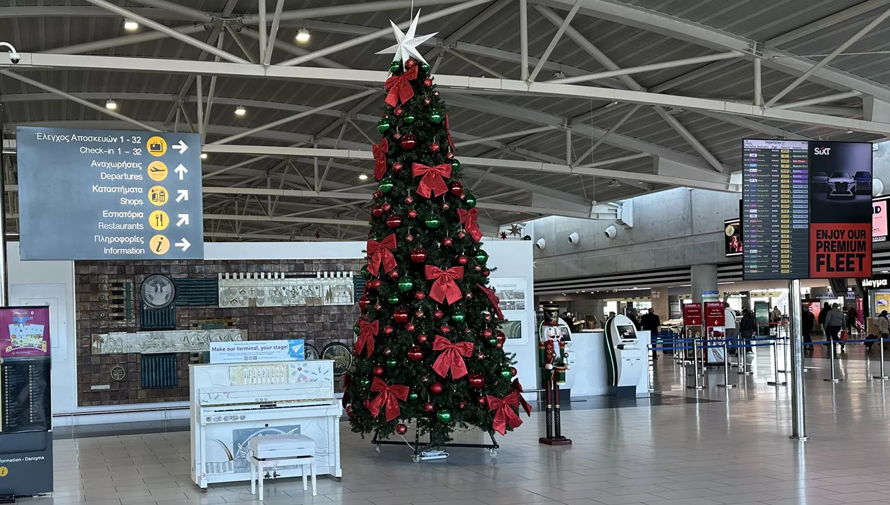 Ένα πιάνο στο Αεροδρόμιο Λάρνακας προσβάσιμο προς όλους τους ταξιδιώτες