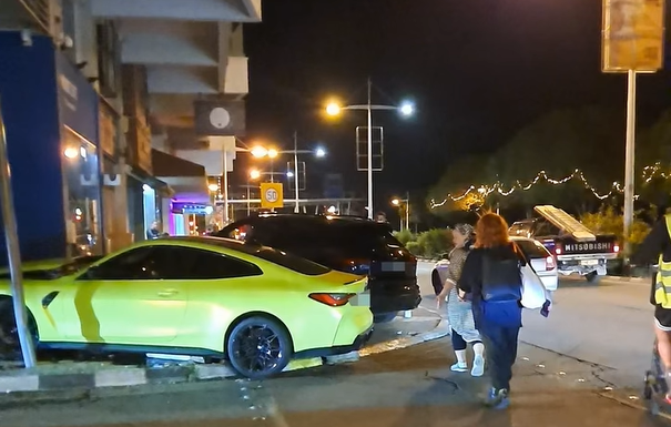 Όχημα καρφώθηκε σε κολώνα στη Λεμεσό (βίντεο)