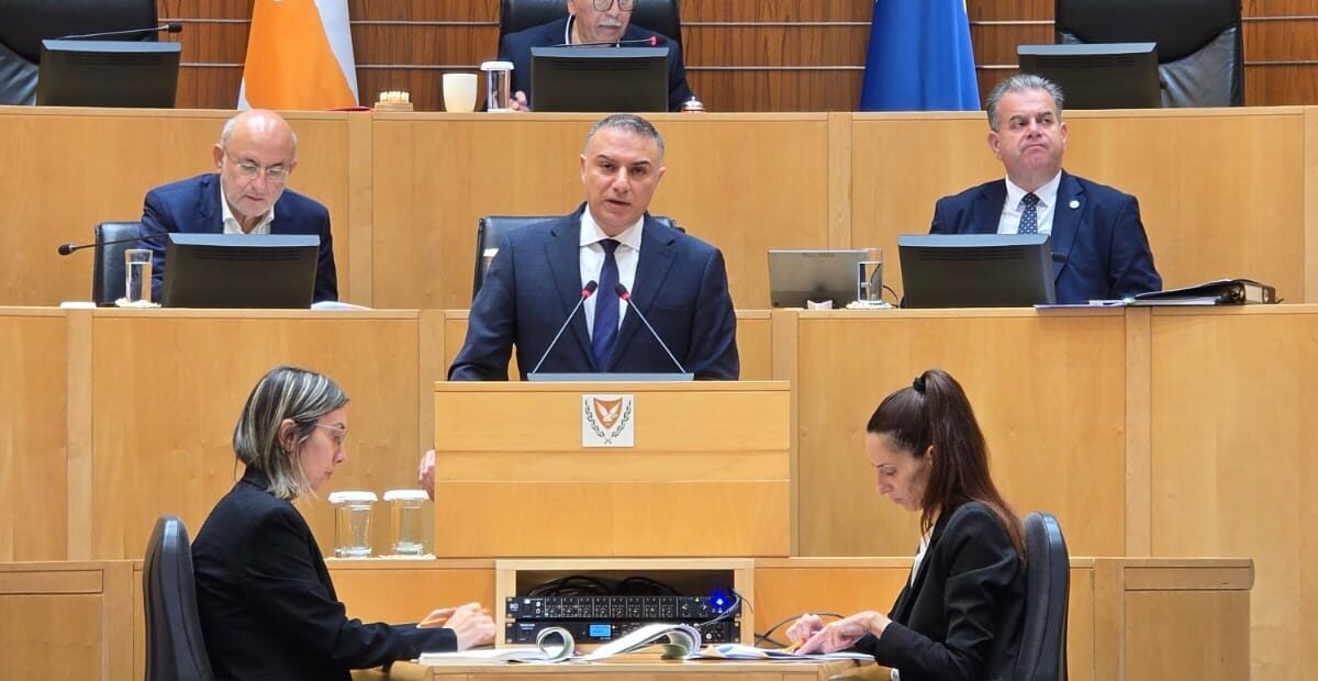 Σενέκης στη Βουλή: Το προσφυγικό, οι παρεμβάσεις ΔΗΚΟ και οι αιχμές για τον λαϊκισμό του ΑΚΕΛ