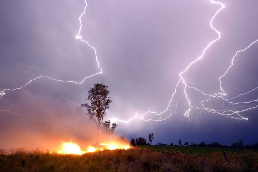 Κεραυνός προκάλεσε πυρκαγιά στην επαρχία Λευκωσίας