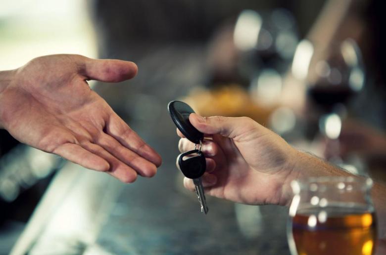 Ενώπιον Ολομέλειας η πρόταση νόμου για μηδενική αλκοόλη στους νέους οδηγούς