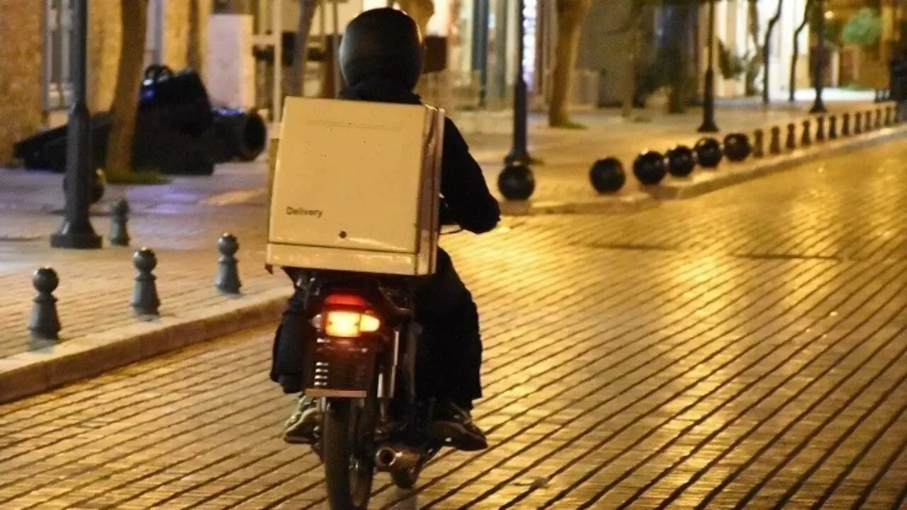 Κουκουλοφόροι με ξύλα και μαχαίρι επιτέθηκαν και λήστεψαν διανομέα