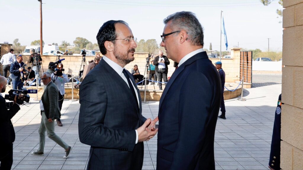 Η ώρα των διαπραγματευτών λίγο πριν την κοινή συνάντηση ηγετών με Ολγκίν