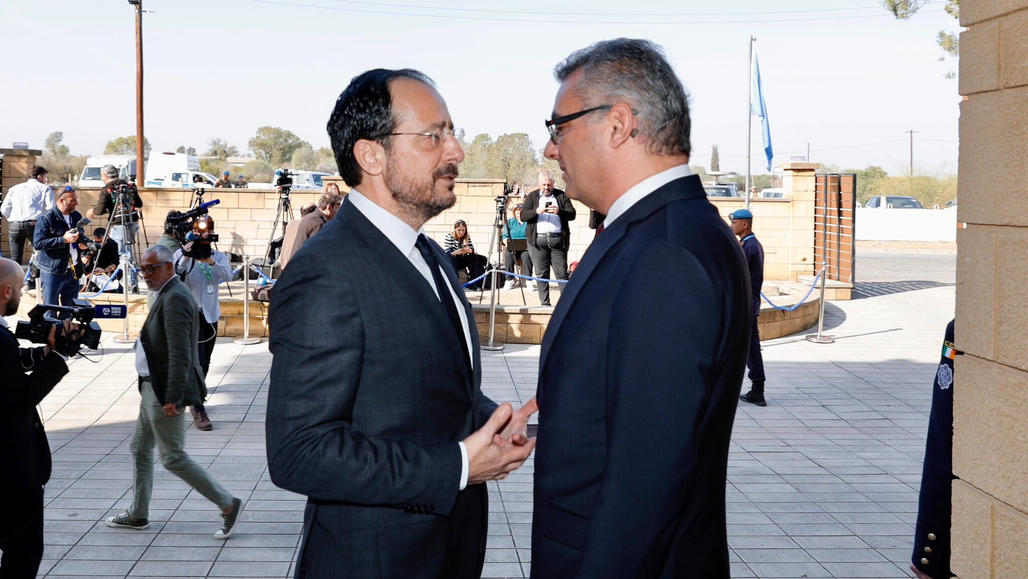 Η ώρα των διαπραγματευτών λίγο πριν την κοινή συνάντηση ηγετών με Ολγκίν