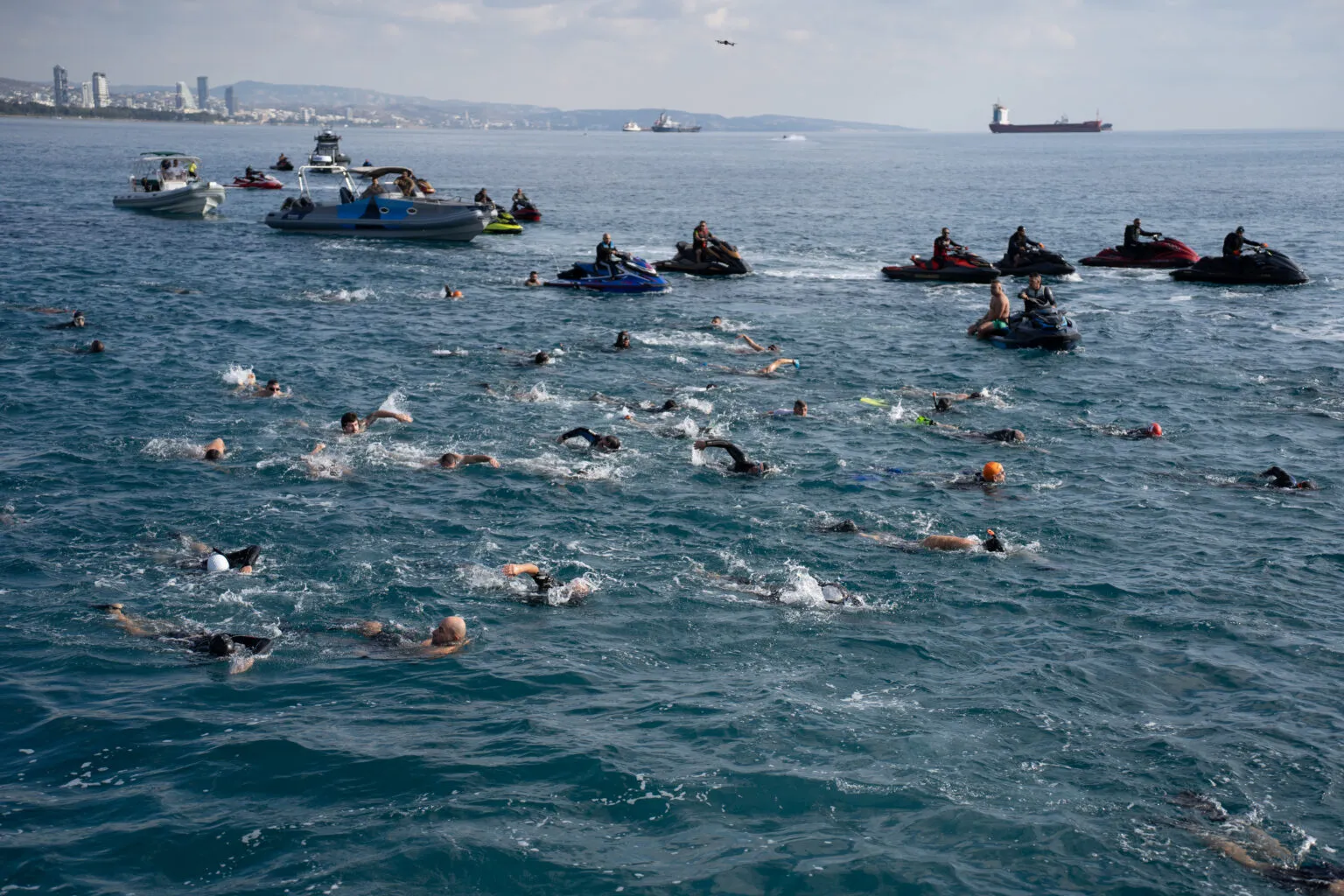 Οι ΟΥΚ κολύμπησαν για 9η συνεχή Χρονιά για τους Μικρούς Ήρωες – (βίντεο και φώτο)