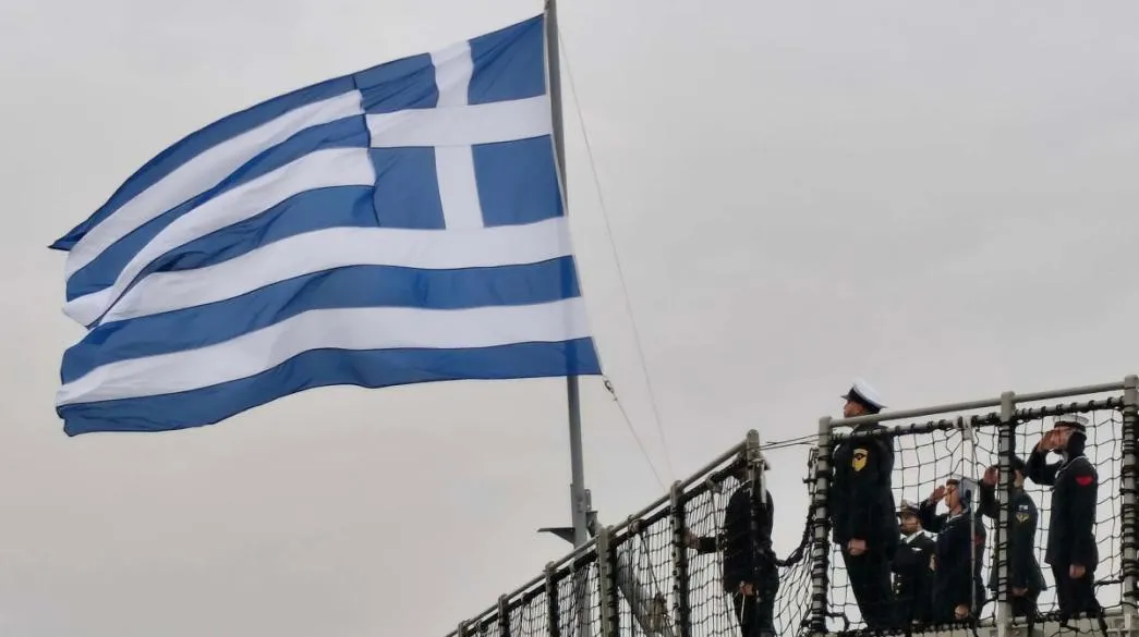 Φρεγάτα Βelh@rra «Κίμων»: Η στιγμή που υψώνεται η Ελληνική Σημαία  (βίντεο)