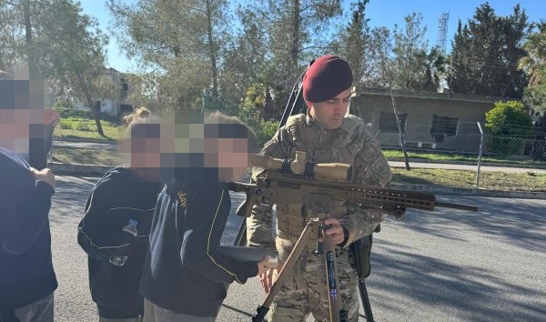 Χαμός στα κατεχόμενα: Πήραν παιδιά του δημοτικού σε στρατιωτική μονάδα και τους φωτογράφησαν με βαρύ οπλισμό