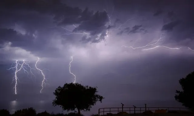 Κακοκαιρία Byron: Νέα κίτρινη προειδοποίηση για βροχές, καταιγίδες και χαλάζι