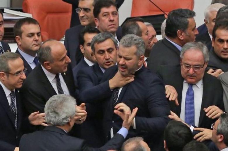 Χάος στην τουρκική βουλή: Αντάλλαξαν γροθιές βουλευτές του Ερντογάν με της αντιπολίτευσης (ΒΙΝΤΕΟ)