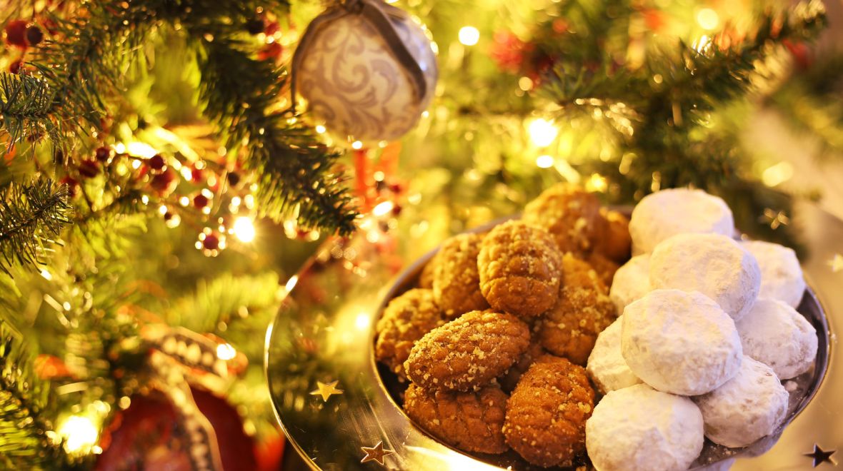 Χριστουγεννιάτικα γλυκά με ιστορία: Τι συμβολίζουν οι κουραμπιέδες, τα μελομακάρονα και οι δίπλες