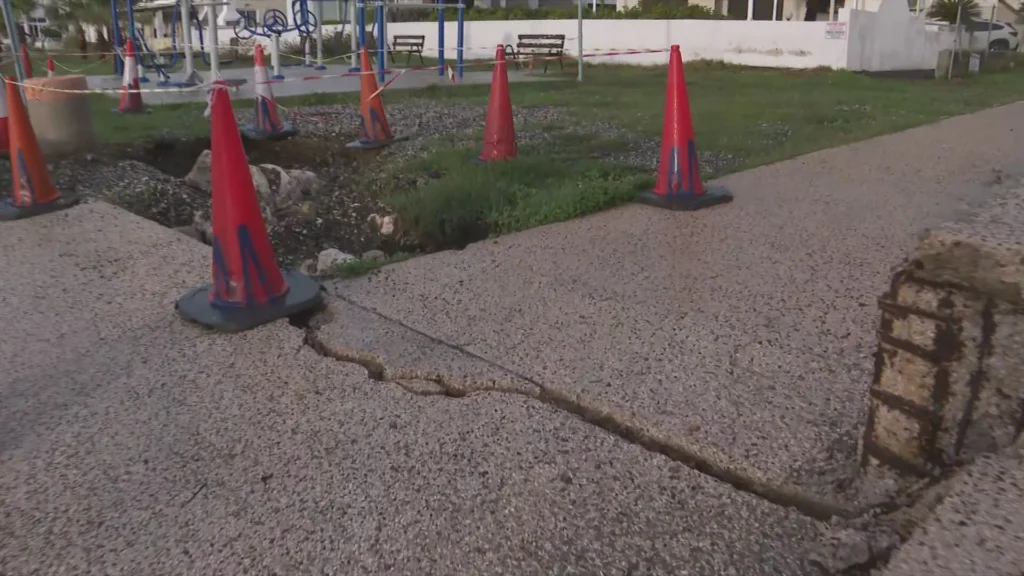 Επικίνδυνα σημεία στον πεζόδρομο Ορόκλινης, «τρύπες» στο έδαφος και ρωγμές λόγω διάβρωσης (φώτο)