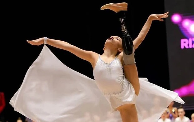 Η ιστορία της μικρής Oleksandra: Στα 7 έχασε το πόδι της σε πυραυλική επίθεση στην Ουκρανία – Στα 9 κατέκτησε μετάλλιο στην ενόργανη γυμναστική