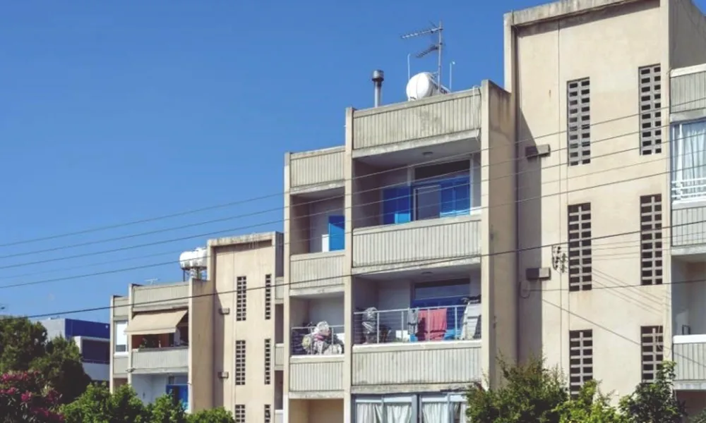 Μπαίνουν πιλοτικά ειδικές καρέκλες σε κλιμακοστάσια προσφυγικών πολυκατοικιών