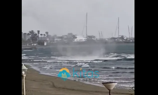Υδροστρόβιλος προκαλεί «ανατριχίλα» στα παράλια της Λεμεσού  (βίντεο)